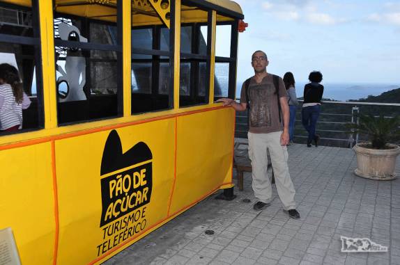 Exemplar dos primeiros bondinhos do Pão de Açúcar, em exibição na estação intermediária do trajeto, no Rio de Janeiro